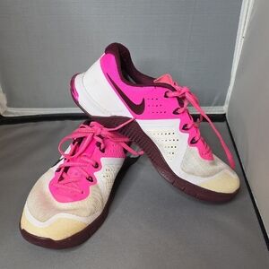 Nike Metcon 2 FlywireWomen's Fuchsia and Cream Athletic Shoes Size 6.5